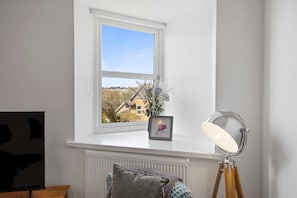 Deluxe-Suite | Wohnbereich | 43-Zoll-Fernseher mit Kabelempfang, Netflix, Streaming-Dienste