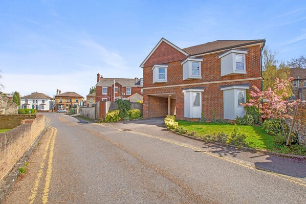 Front of property - Theodora Suites by Kasar Stays (Maidstone)