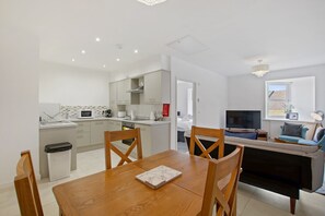 Deluxe Suite | In-room dining - Theodora Suites by Kasar Stays (Maidstone)