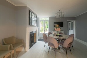 House | 4 bedrooms, travel crib