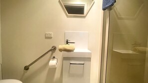 Shower, hair dryer, towels - Invy Escape - Linen Included (Inverloch)