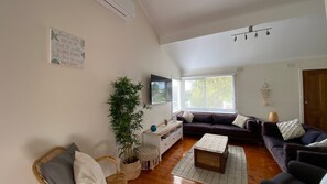 Smart TV, fireplace - Invy Escape - Linen Included (Inverloch)