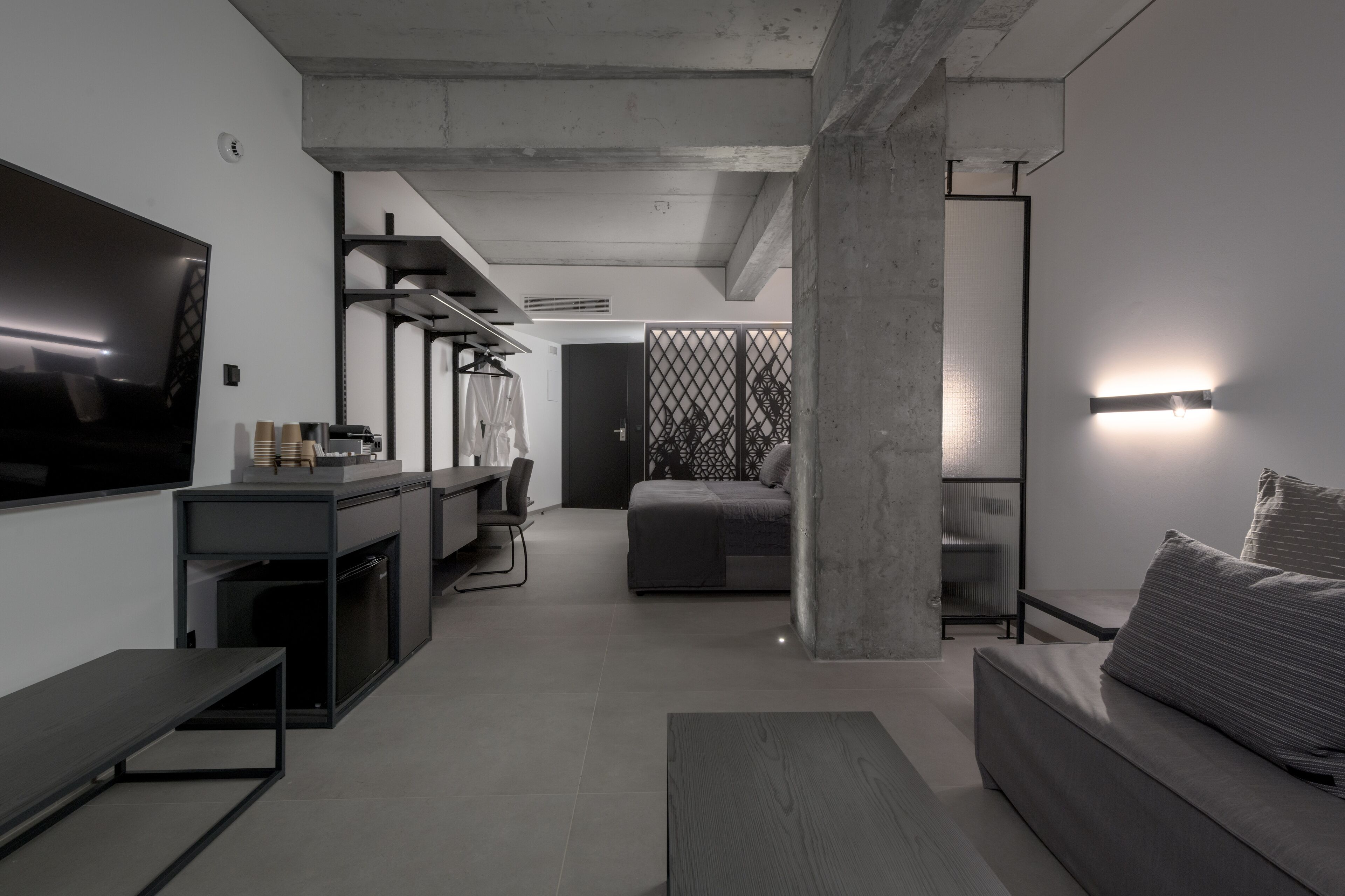 Kamar Double Superior | Brankas, meja kerja, ruang kerja ramah laptop, dan tirai kedap cahaya