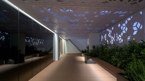 Un intérieur moderne avec un plancher en bois, des murs en verre et un escalier.