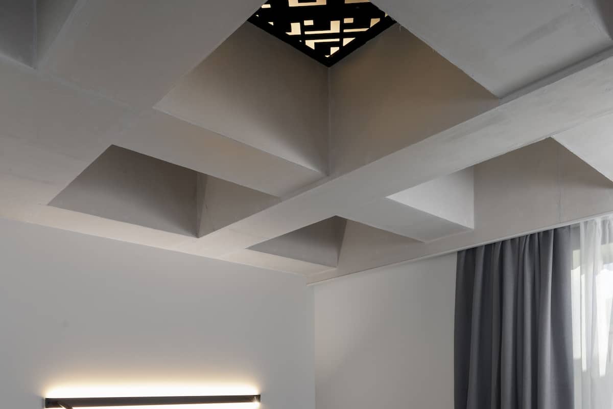 Una camera da letto moderna con un letto grande, un comodino e una testiera.