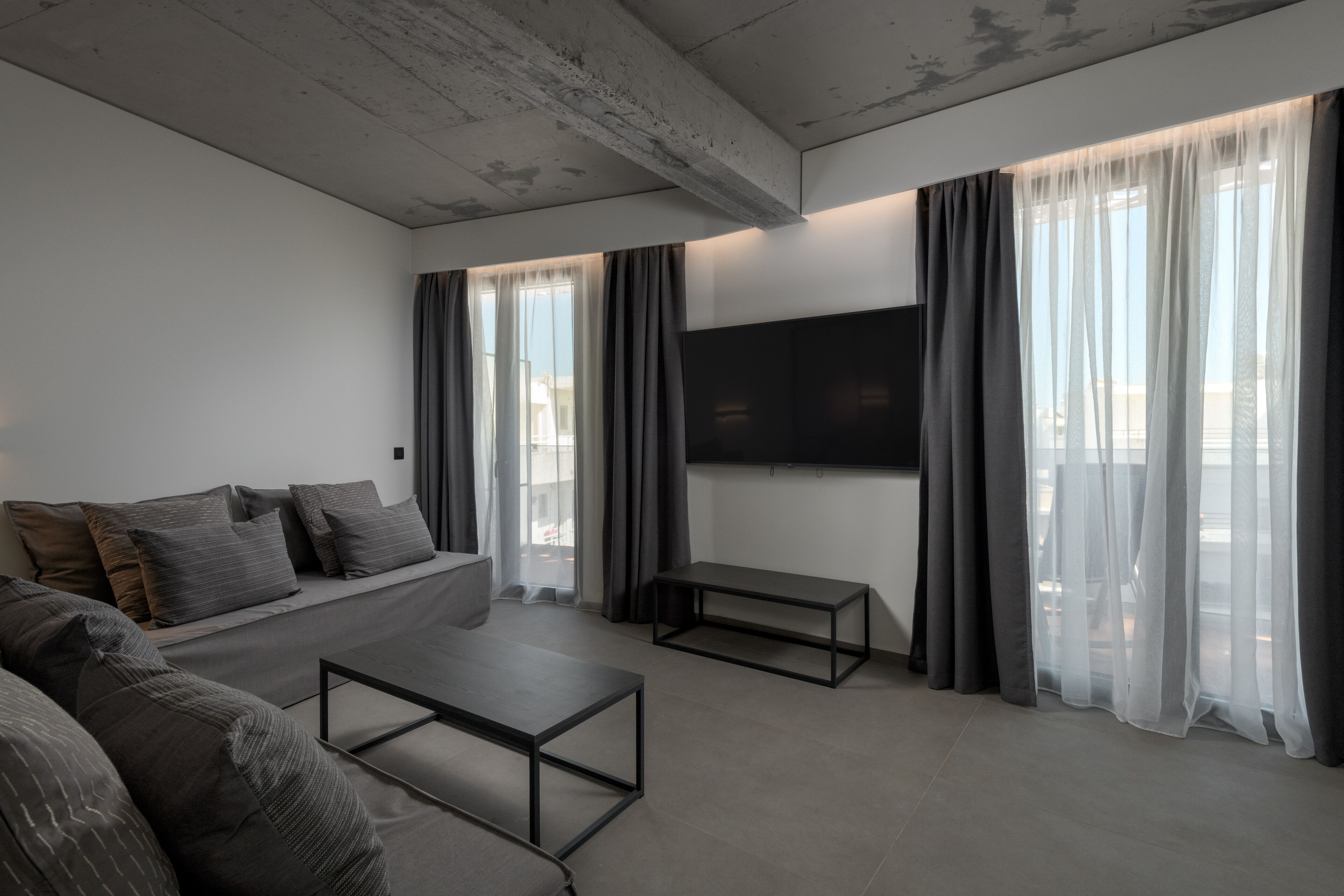 Kamar Double Premium | Brankas, meja kerja, ruang kerja ramah laptop, dan tirai kedap cahaya