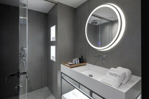 Habitación estándar con 1 cama matrimonial o 2 individuales | Baño | Regadera, regadera tipo lluvia, secadora de cabello, batas 