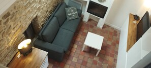Fernseher, Kamin, Bücher, Stereoanlage