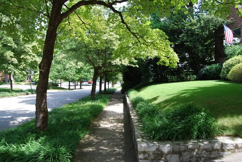 B2bi Clean Cozy Convenient Condo in Buckhead w Free Parking