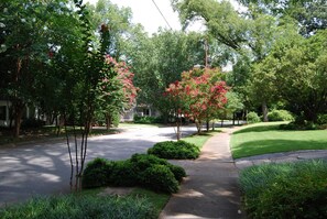 A residential street lined with trees and a well-maintained lawn. - B2bg Affordable Hotel-alternative Perfect for Travel Nurses (Atlanta)