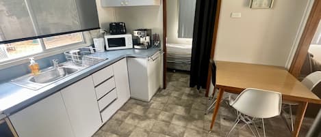 Refrigerador, microondas, horno y cafetera y tetera