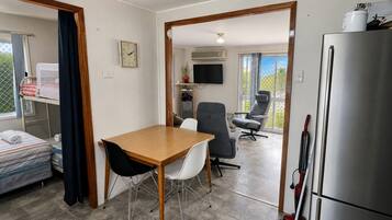 3 bedrooms, iron/ironing board, bed sheets
