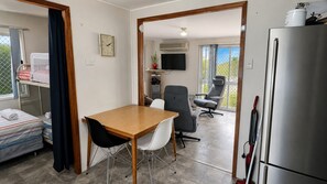 3 slaapkamers, een strijkplank/strijkijzer, beddengoed