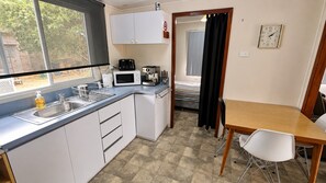 Kühlschrank, Mikrowelle, Ofen, Wasserkocher mit Kaffee-/Teezubehör