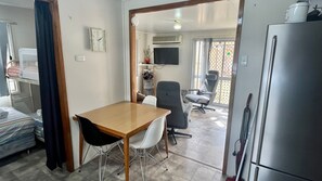 3 dormitorios, tabla de planchar con plancha, ropa de cama