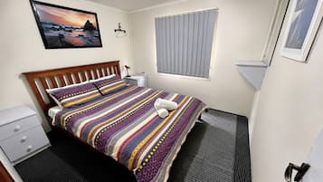 3 quartos, ferros/tábuas de passar roupa, roupa de cama