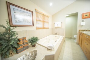 Hair dryer, towels - Quiet Summer Getaway w/Garage & Hot Tub (Keystone)