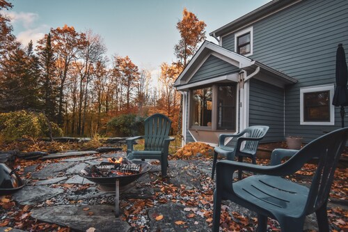 Cheerful 3 bed/2.5 bath home w/ hot tub - sleeps 9