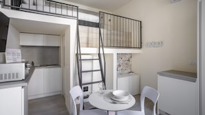 Studio – business | Oppholdsområde | En 32-tommers Flatskjerm-TV med kabel-kanaler samt TV
