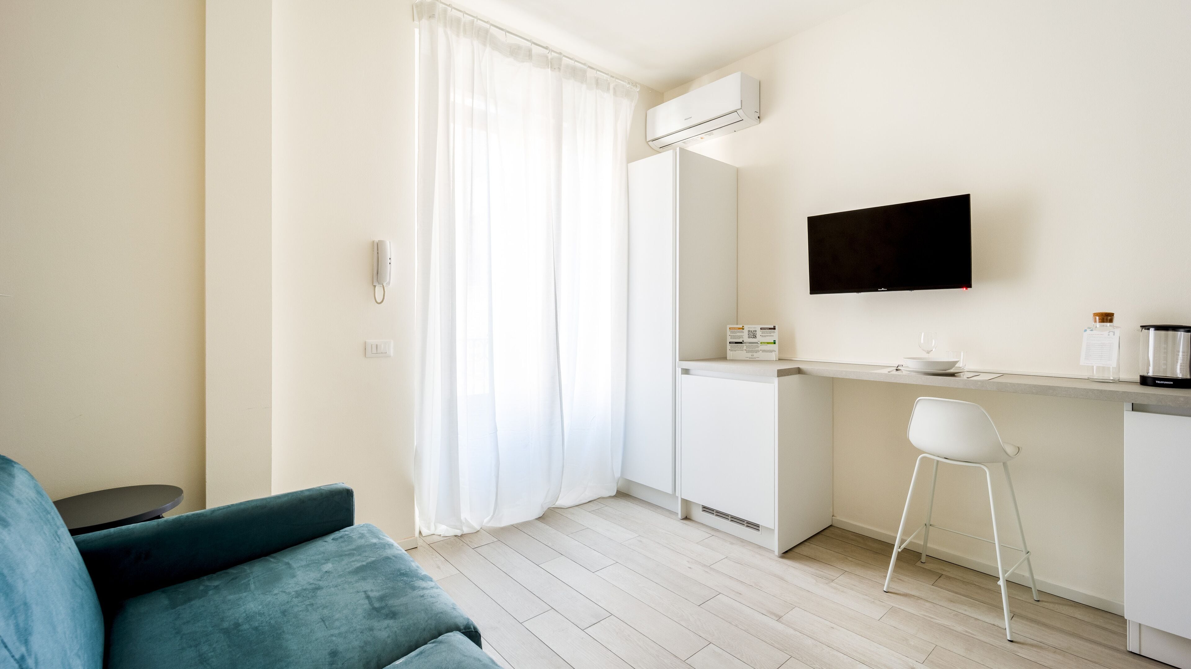 Comfort Studio | Living area | 32-inch flat-screen TV with cable channels, TV