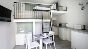 Economy Studio | Living area | 32-inch flat-screen TV with cable channels, TV