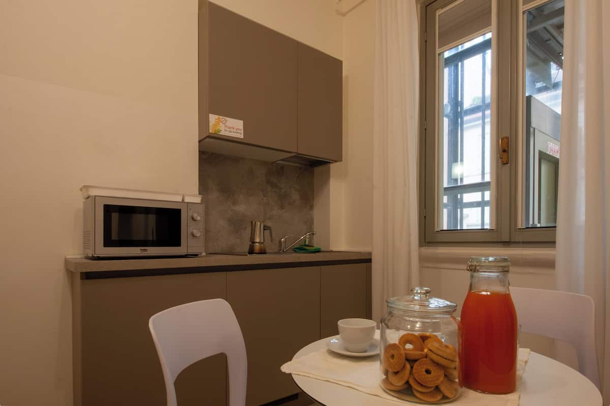 Estudio ejecutivo | Cocina privada | Refrigerador con congelador, microondas, parrilla de estufa y tostadora