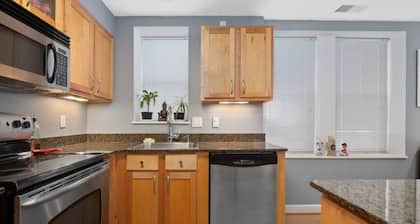Pershing · Forest Park Condo- Gated Parking, Walk to CWE