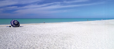 Una spiaggia nelle vicinanze, lettini da mare, teli da spiaggia