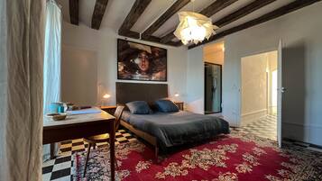 2 slaapkamers, een bureau, een strijkplank/strijkijzer, reisbedje