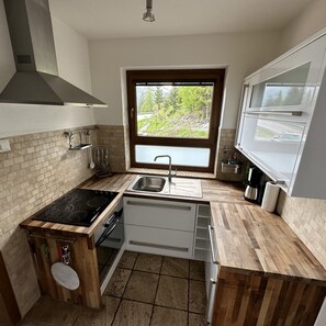 Frigorifero, forno, piano cottura, macchina per tè/caffè