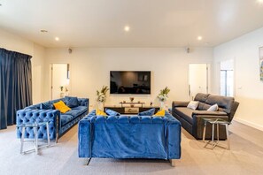 Smart TV, table tennis