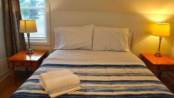 4 makuuhuonetta, työpöytä, silitysrauta/-lauta, vauvan matkasänky