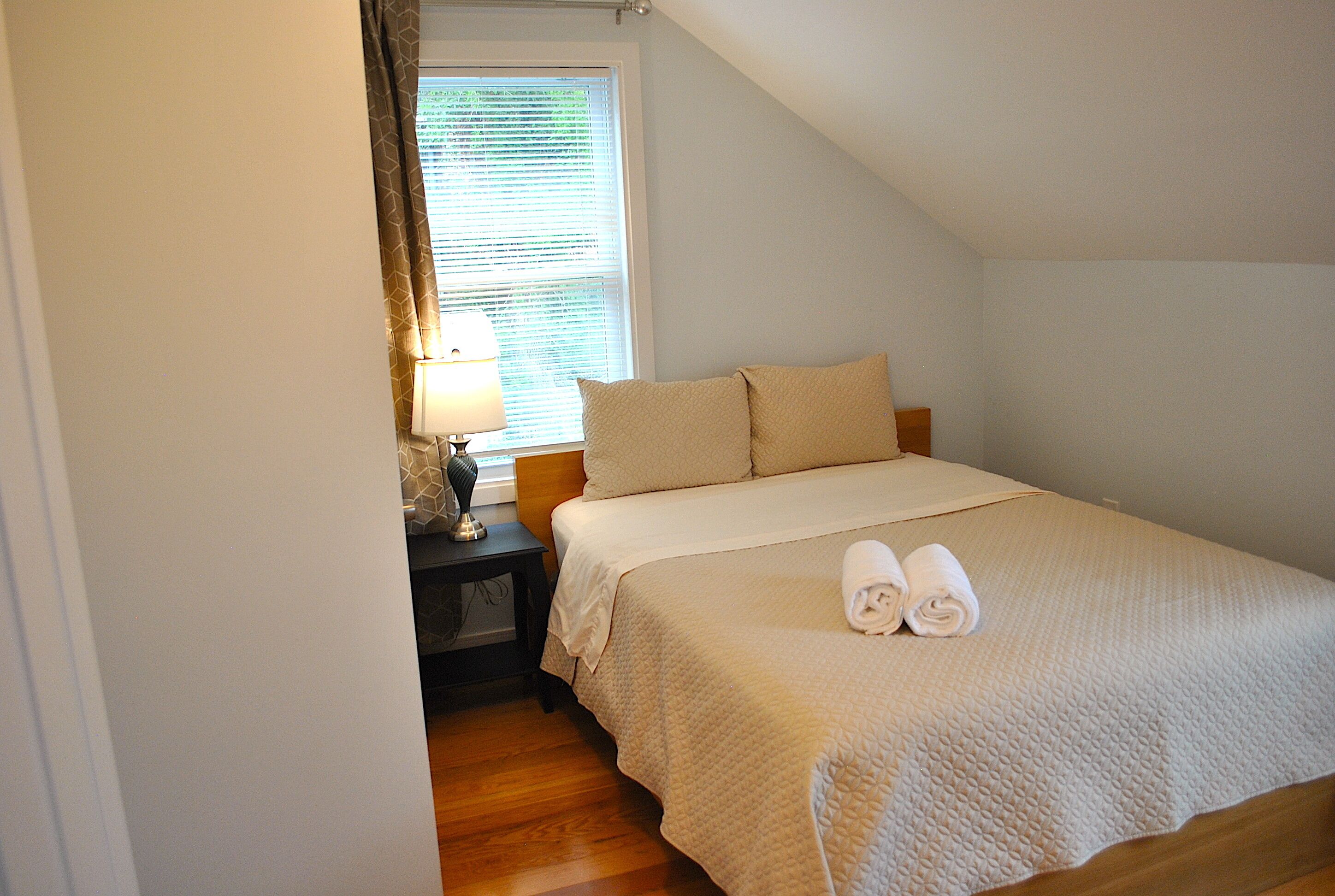 4 makuuhuonetta, työpöytä, silitysrauta/-lauta, vauvan matkasänky