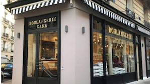 En butik med skylten ”BOULANGERIE CANA”, vilket visar att det är ett bageri.