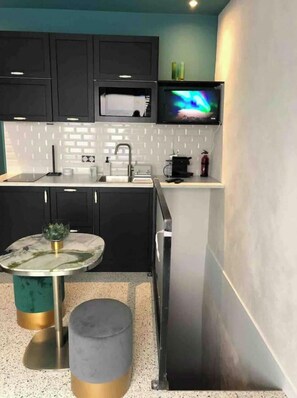 Frigorifero, microonde, forno, piano cottura