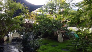 Ein Garten mit unterschiedlichen Pflanzen und einem kleinen Teich.