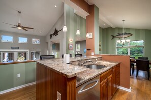 ثلاجة، ميكروويف، فرن، موقد طهي مسطح