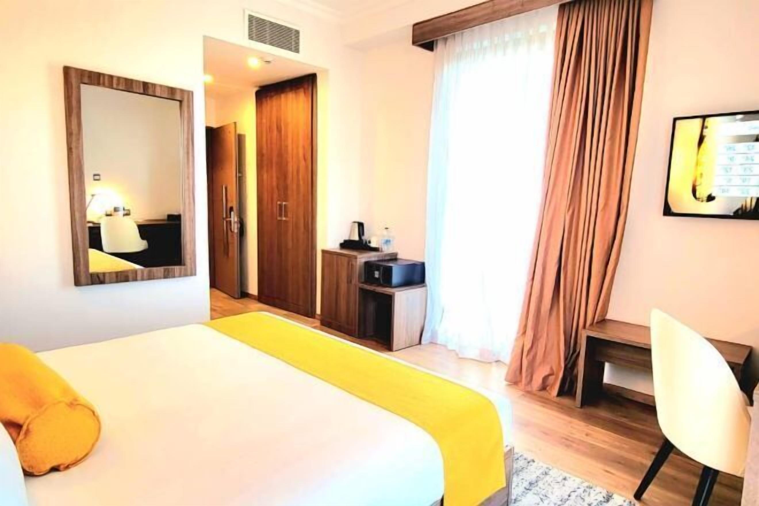 Frigobar, cofres nos quartos, escrivaninha, Wi-Fi de cortesia