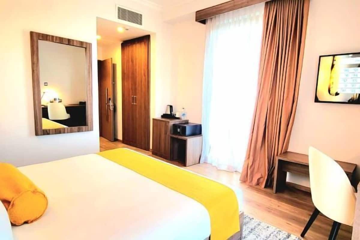 Frigobar, cofres nos quartos, escrivaninha, Wi-Fi de cortesia