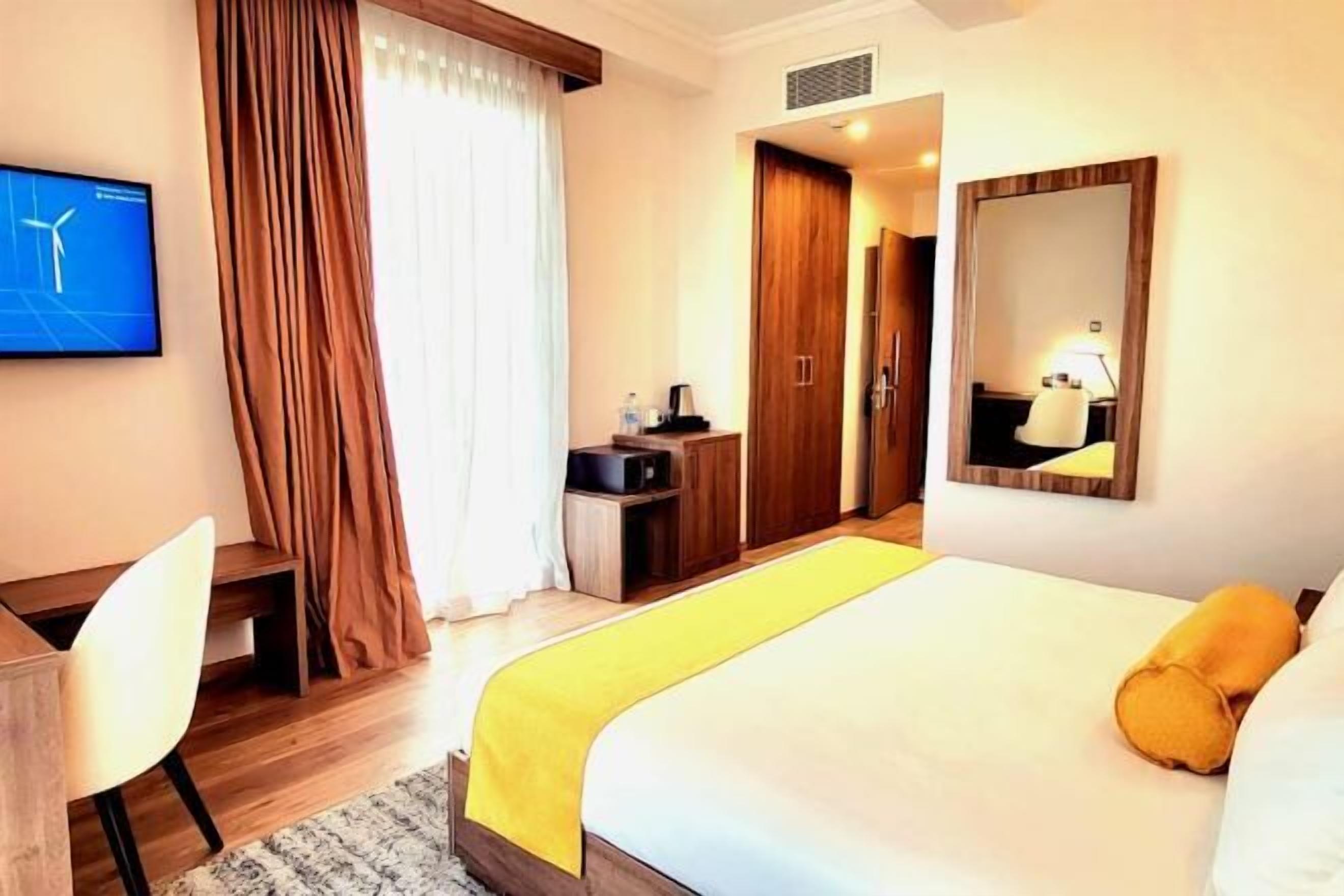 Frigobar, cofres nos quartos, escrivaninha, Wi-Fi de cortesia