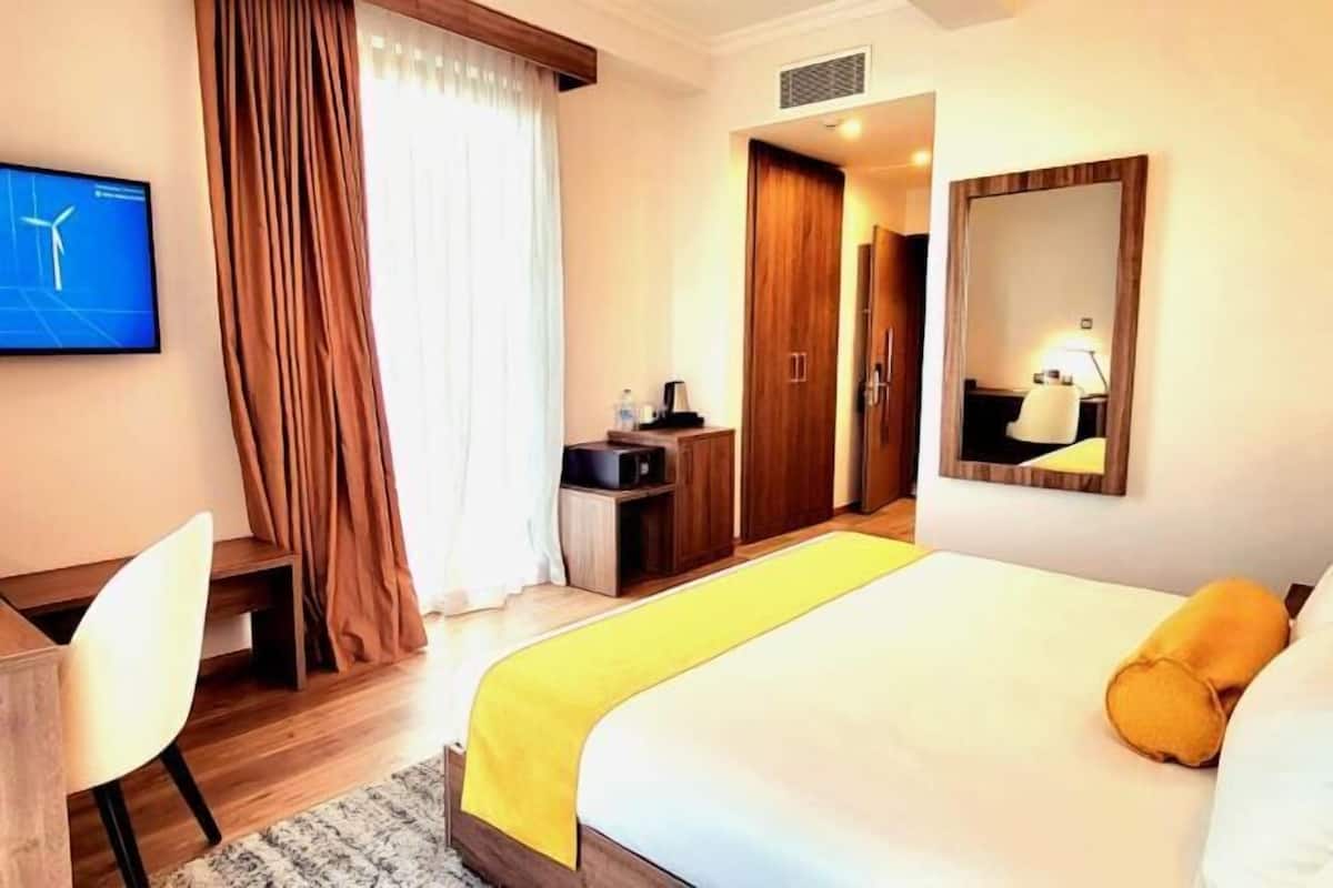 Frigobar, cofres nos quartos, escrivaninha, Wi-Fi de cortesia