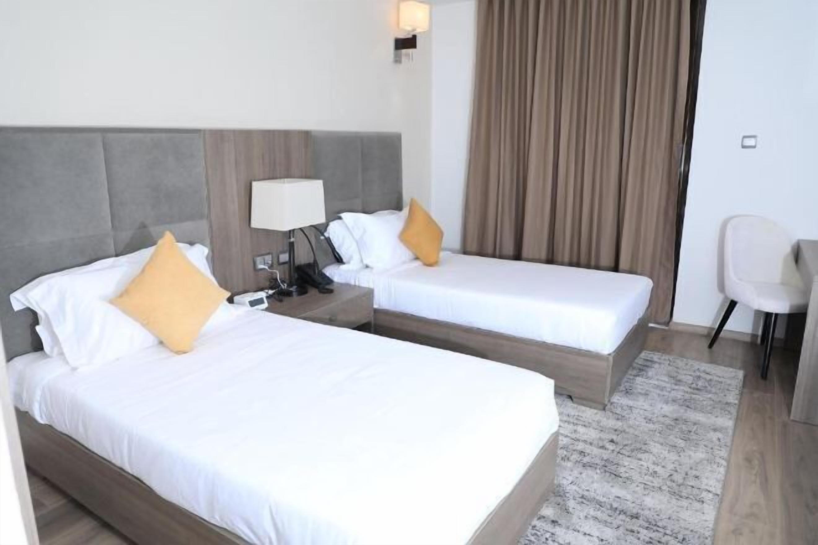 Frigobar, cofres nos quartos, escrivaninha, Wi-Fi de cortesia