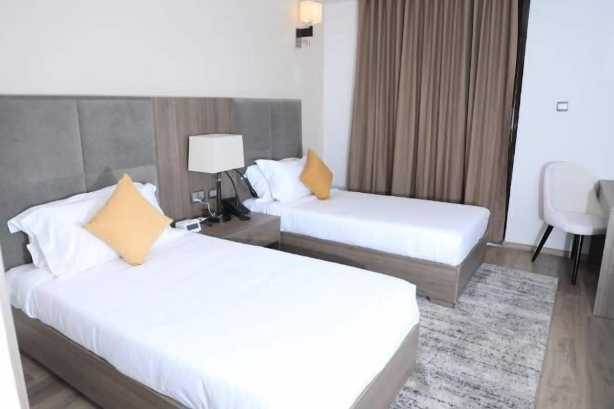 Frigobar, cofres nos quartos, escrivaninha, Wi-Fi de cortesia