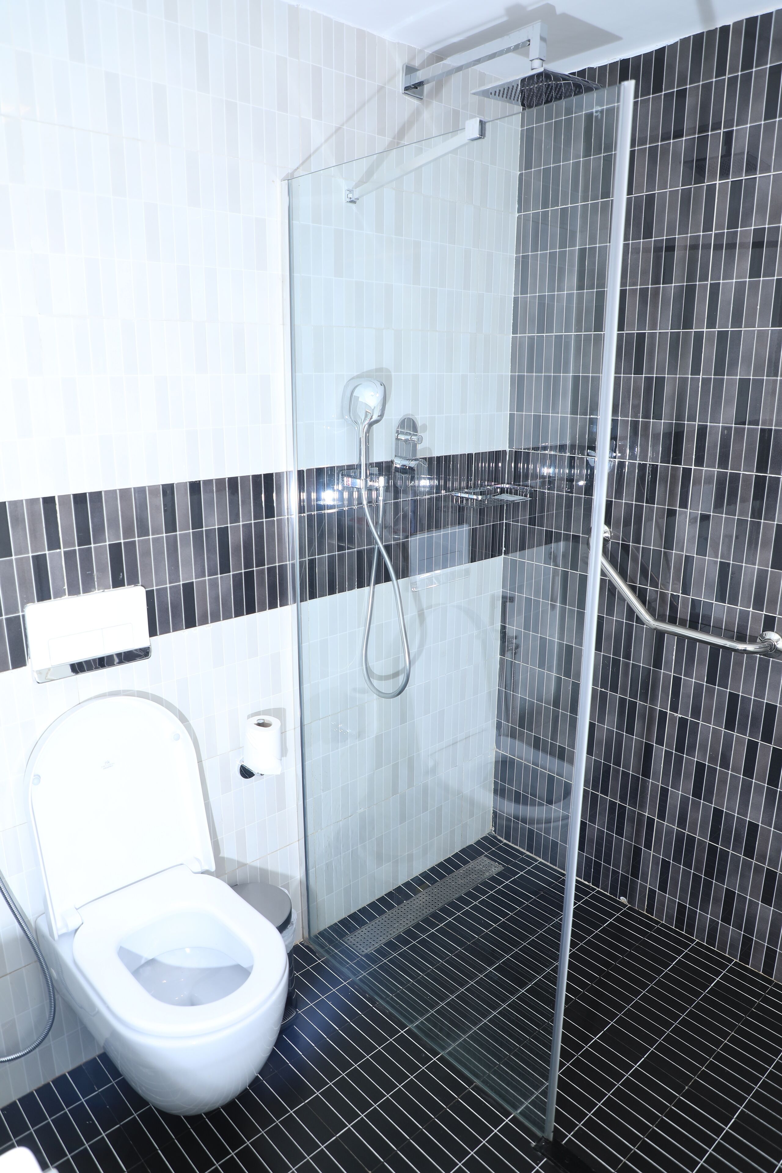 standard double room, 1 king bed | bathroom | shower, free toiletries, hair dryer, bathrobes