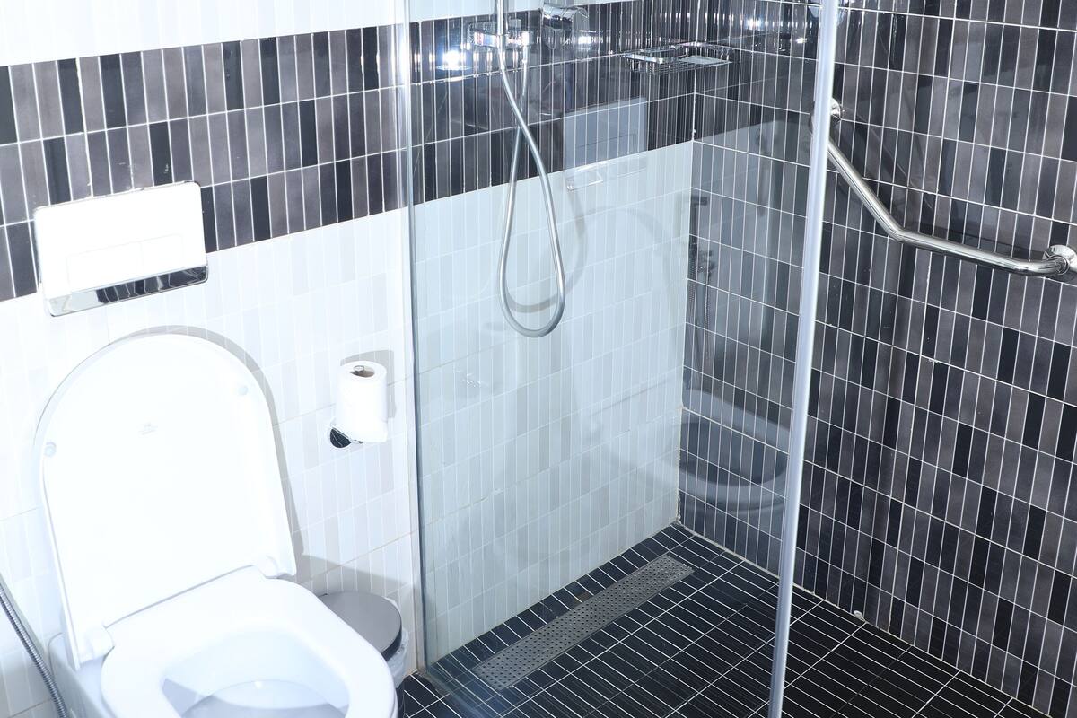 standard double room, 1 king bed | bathroom | shower, free toiletries, hair dryer, bathrobes