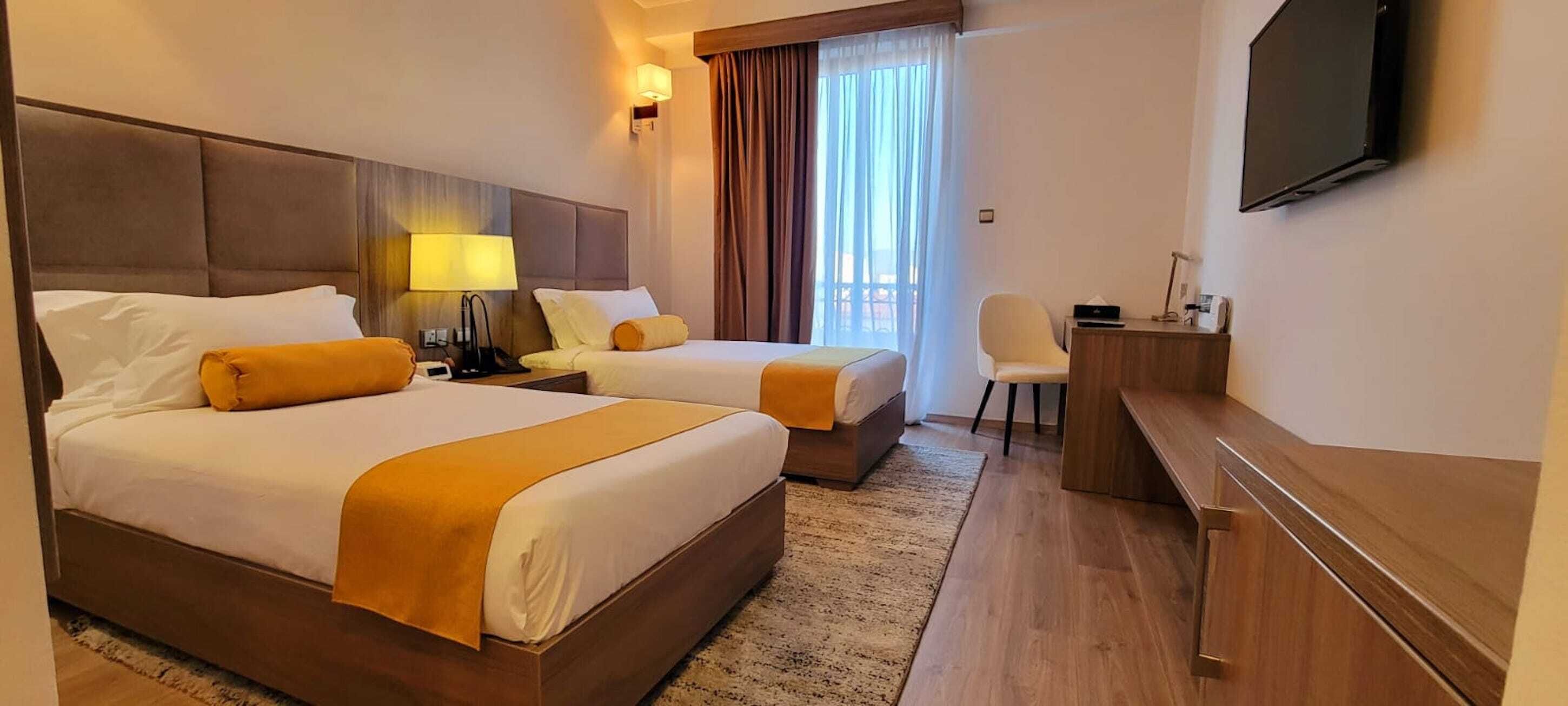 twin room | 1 bedroom, minibar, in-room safe, desk