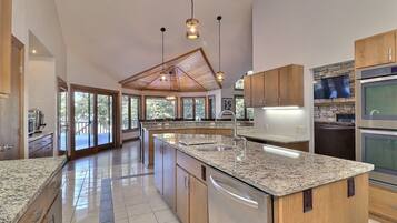 Full-size fridge, microwave, oven, stovetop