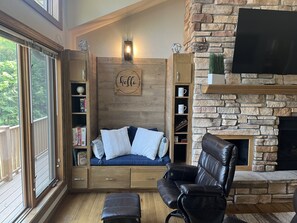 Smart-TV, Kamin, Bücher