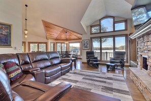 Smart-TV, Kamin, Bücher