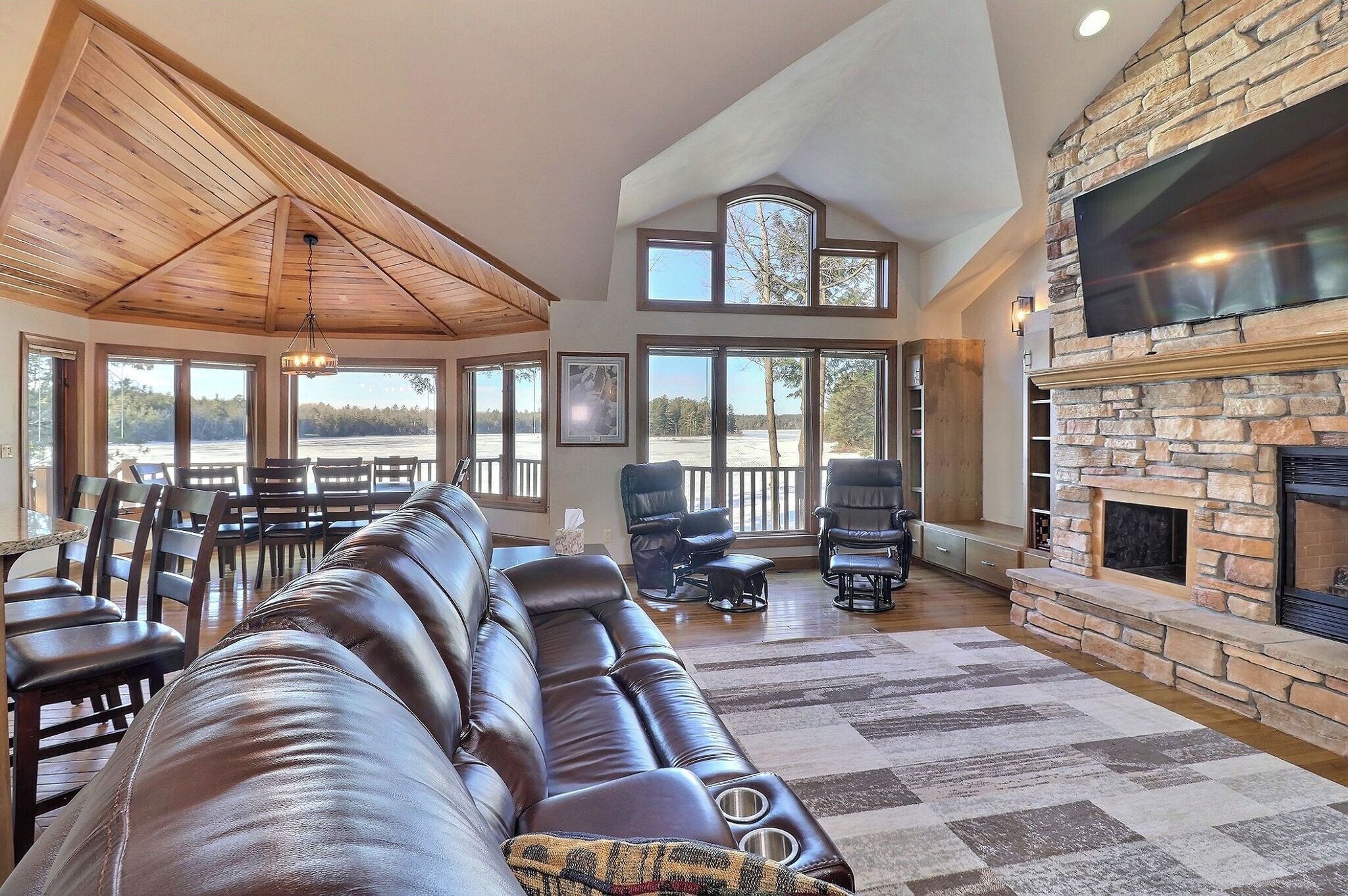 智能电视、壁炉、书